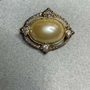 Elegant Pearlescent Cabochon Gold Tone Rhinestone Brooch By 1928